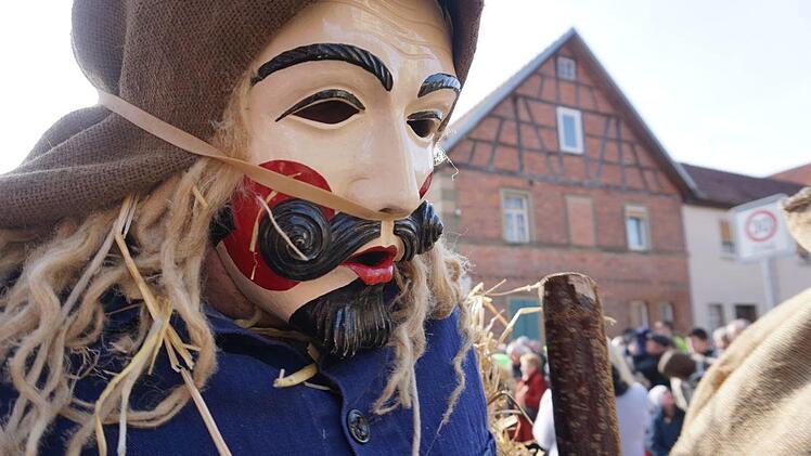 Mit einem Einmachgummi wird die Maske befestigt. Foto: Marion Eckert