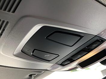 eCall ist ein elektronisches Notrufsystem, das bei einem Unfall europaweit automatisch Hilfe anfordert. Derart ausgerüstete Fahrzeuge verfügen über Crash-Sensoren, die einen heftigen Aufprall erkennen können. Nach einem Unfall stellt das System über Mobilfunk und Satellitenortung eine Telefonverbindung zur nächstgelegenen Leitstelle her - das Auto wählt sozusagen die 112. Das eCall-System überträgt gleichzeitig die Standortdaten einschließlich der Fahrtrichtung an die Leitstelle des Rettungsd...