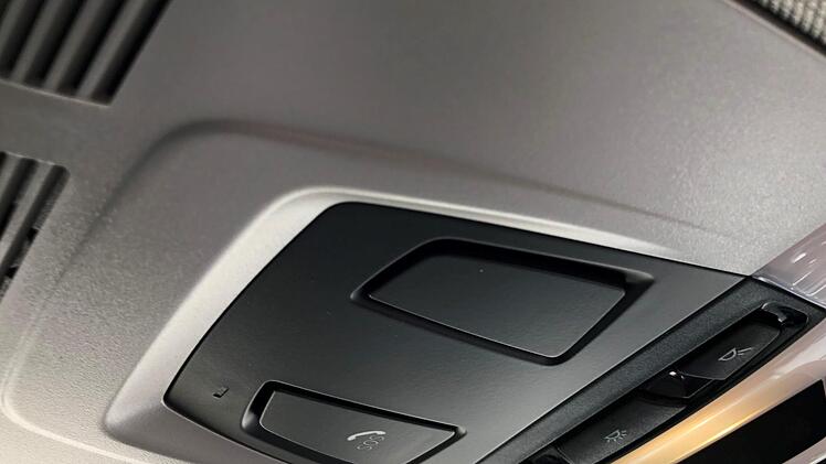 eCall ist ein elektronisches Notrufsystem, das bei einem Unfall europaweit automatisch Hilfe anfordert. Derart ausgerüstete Fahrzeuge verfügen über Crash-Sensoren, die einen heftigen Aufprall erkennen können. Nach einem Unfall stellt das System über Mobilfunk und Satellitenortung eine Telefonverbindung zur nächstgelegenen Leitstelle her - das Auto wählt sozusagen die 112. Das eCall-System überträgt gleichzeitig die Standortdaten einschließlich der Fahrtrichtung an die Leitstelle des Rettungsd...