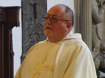 Seit Jahren überbrückt Eberns Pfarrer Pater Rudolf Theiler den Priestermangel in seiner Pfarreiengemeinschaft. Angesichts des neuen Rückschlags sagt er: "Wenn's mir zuviel wird, mache ich Schluss. Ich habe kein Problem aufzuhören."  Foto: Archiv