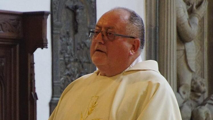 Seit Jahren überbrückt Eberns Pfarrer Pater Rudolf Theiler den Priestermangel in seiner Pfarreiengemeinschaft. Angesichts des neuen Rückschlags sagt er: "Wenn's mir zuviel wird, mache ich Schluss. Ich habe kein Problem aufzuhören."  Foto: Archiv