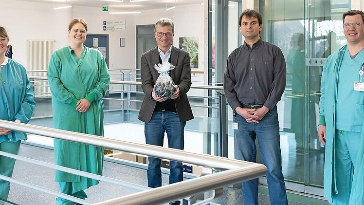 Bernd Sibler (Mitte) lobte den Einsatz des Personals in der Erlanger Uniklinik.  Foto: Michael Rabenstein