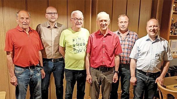 Nach der Neuwahl ( von links) Kassier Matthias Hopf, Vorsitzender Fabian Kraus, Schriftf&uuml;hrer Roland Schreiber, stellv. Vorsitzender Reiner Schwarz, stellv. Fraktionsvorsitzender Thomas Friedlein, stellv. Kreisvorsitzender Ralf V&ouml;lkl