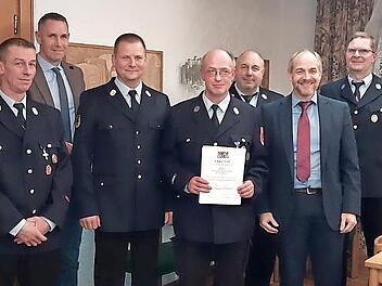 Kommandant Jörg Scheider, Bürgermeister Martin Bernreuther, Kreisbrandrat Thomas Hoffmann, Michael Karwoth Kreisbrandmeister Udo Herrmannsdörfer, Jörg Kunstmann, Vorsitzender Stefan Ruckriegel (von links).