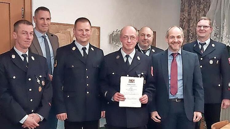 Kommandant Jörg Scheider, Bürgermeister Martin Bernreuther, Kreisbrandrat Thomas Hoffmann, Michael Karwoth Kreisbrandmeister Udo Herrmannsdörfer, Jörg Kunstmann, Vorsitzender Stefan Ruckriegel (von links).