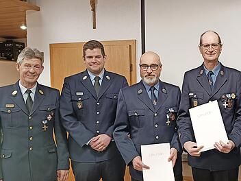 Das Foto zeigt (von links) Kreisbrandinspektor Andreas Schnapp, Kreisbrandmeister Christoph Kurz sowie Hubert Schmitt und Erwin Wahl.