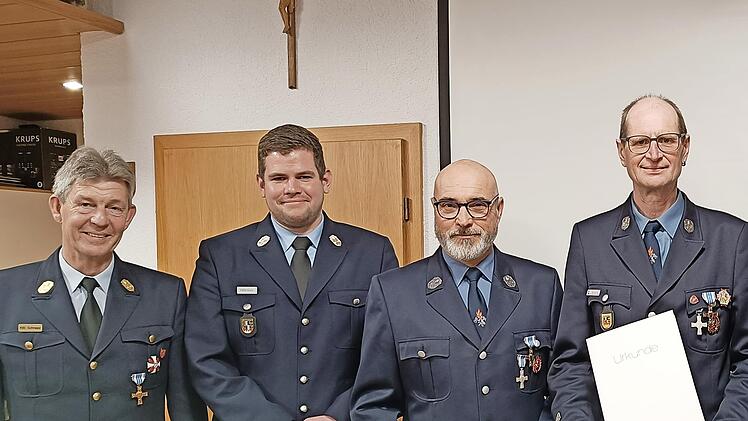 Das Foto zeigt (von links) Kreisbrandinspektor Andreas Schnapp, Kreisbrandmeister Christoph Kurz sowie Hubert Schmitt und Erwin Wahl.