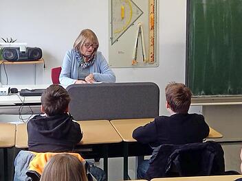 Waltraut Blum liest in der 6. Jahrgangsstufe der Realschule.