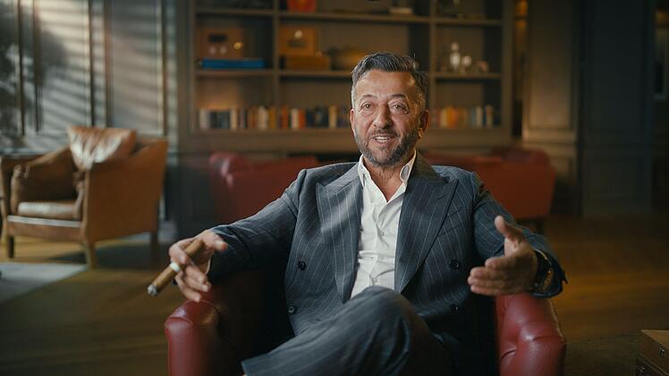 Mustafa &Ouml;zil ist der Vater von Mesut und arbeitete fr&uuml;her als dessen Berater. Irgendwann entfremdeten sich die beiden M&auml;nner. Heute haben sie offenbar wenig Kontakt. Mustafa &Ouml;zil lebt in D&uuml;sseldorf, ein entfremdeter Sohn in Istanbul. W&auml;hrend sich der Vater ausf&uuml;hrlich in der Doku zu Wort meldet, blieb der Sohn dem Filmprojekt - wie erwartet - fern.