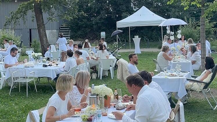 Zum ersten Mal fand das Dinner en blanc im neuen Stadtsteinacher Generationenpark statt.Klaus R&ouml;ssner
