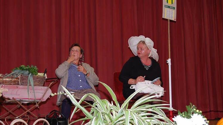 Ohne Wort viel gesagt die beiden Euerdorfer Damen Ingrid Neumann und Alexandra Büttner.