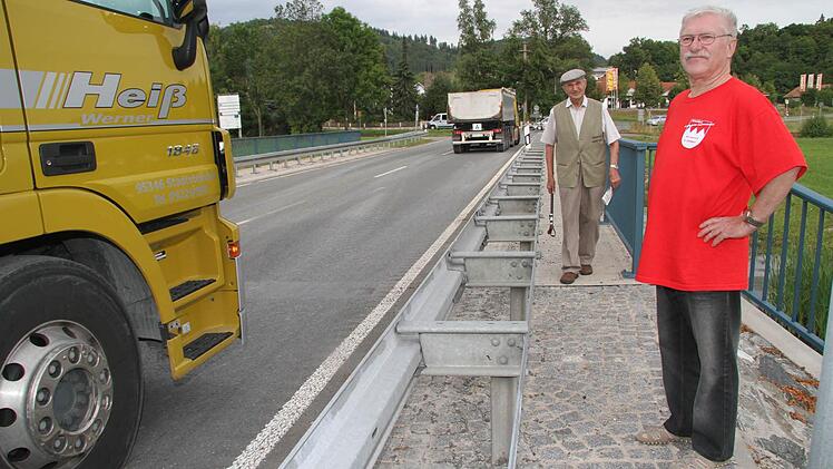 Die Bushaltestelle am Stadtsteinacher Marktplatz bleibt in den nächsten Tagen leer, denn die Busse kommen gar nicht bis dorthin. Stadtsteinach ist von beiden Seiten abgeriegelt.
