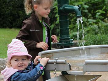 Amy und ihre kleine Schwester Mia sind vom Wasserspielplatz ganz begeistert. Foto: Ulrike Müller