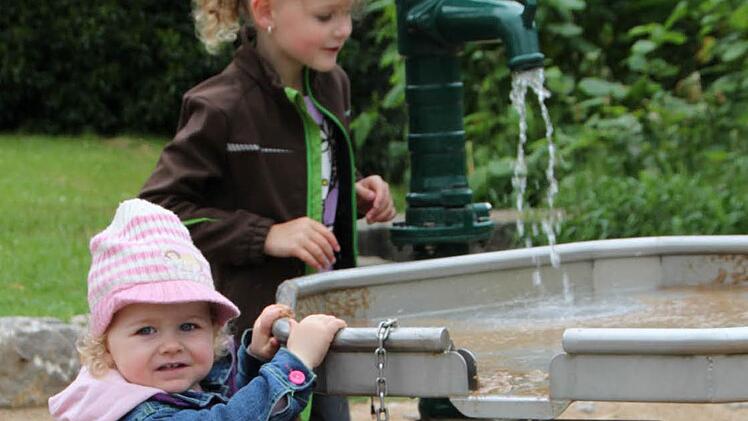 Amy und ihre kleine Schwester Mia sind vom Wasserspielplatz ganz begeistert. Foto: Ulrike Müller