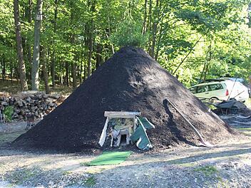 Kohlemeiler vor dem Entfachen. Foto: Veronika Schadeck
