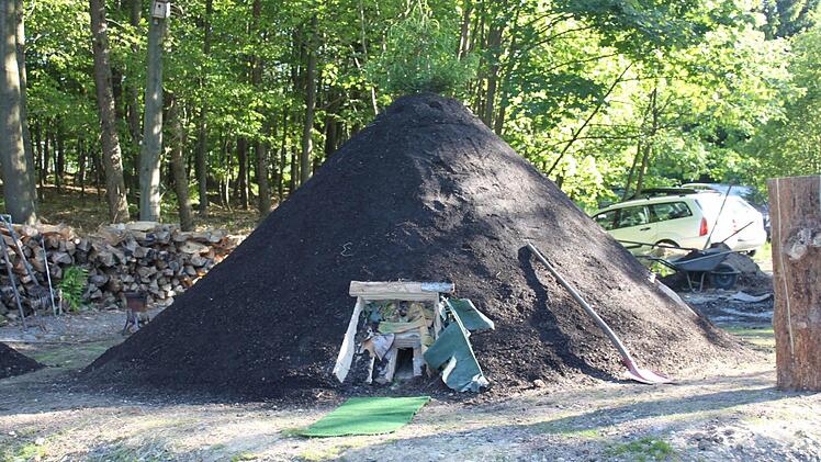 Kohlemeiler vor dem Entfachen. Foto: Veronika Schadeck
