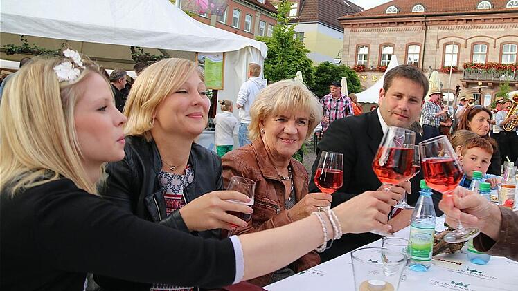 Ein Prosit auf den heimischen Wein: Antonia Müller, Franziska Bischof (von links) und Stefan Ruppert (rechts) stoßen miteinander an. Fotos: Gerd Schaar