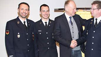 Helmut Blank dankte Jürgen Bruckmüller (2. von rechts) und Florian Heidenreich (2. von links) und gratulierte dem neuen 1. Kommandanten Robert Müller (rechts) und seinem Stellvertreter Guido Denner (links).