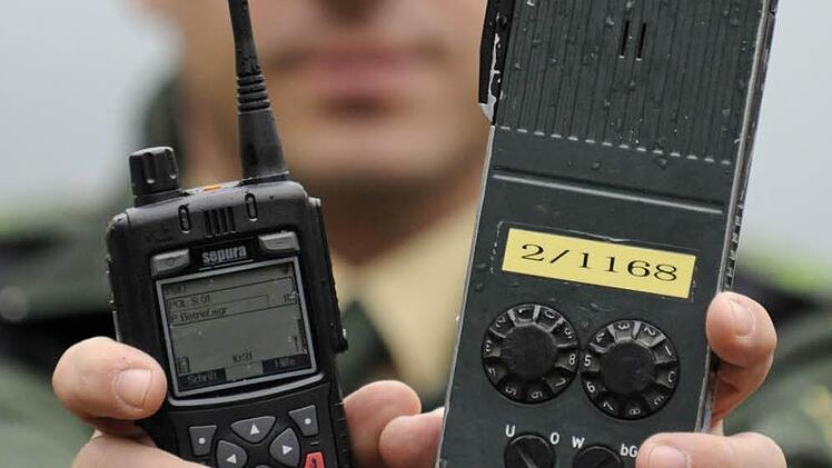 Kleiner und leistungsstärker sind die neuen Funkgeräte (links, rechts ein altes Modell). Foto: dpa