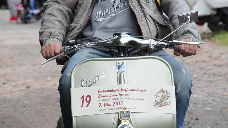 Horst Klaus auf seiner seltenen Hoffmann-Vespa von 1950.