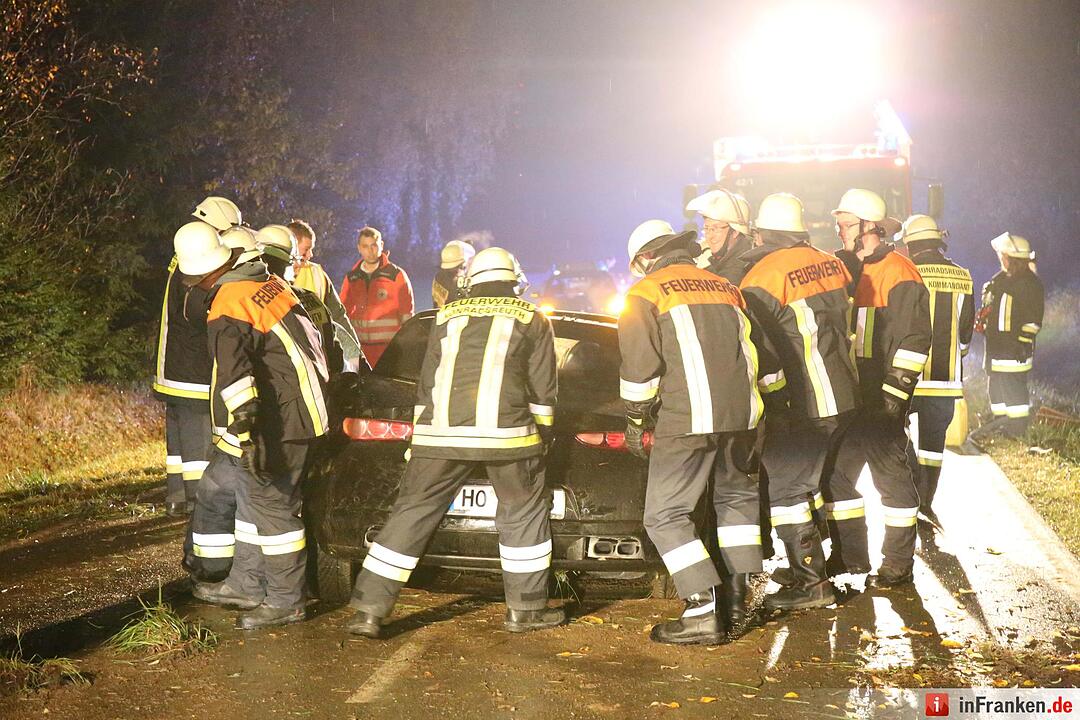Alfa schleudert im Kreis Hof gegen Bäume