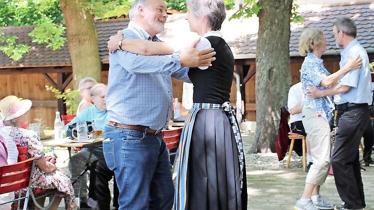 Auf dem Petersbecks-Keller durfte zur Musik der Veitsbronner Musikanten auch getanzt werden. Fotos: Evi Seeger