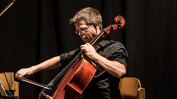 Das Philharmonische Quartett München, die Harfenistin Teresa Zimmermannund Egbert Tholl als Sprecher interpretierten "Die Maske des roten Todes" von Edgar Allen Poe in der Vertonung von André Caplet.Foto: Jochen Berger