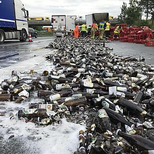 Laster verliert Ladung: Bier verteilt sich auf A9 bei Bad Berneck