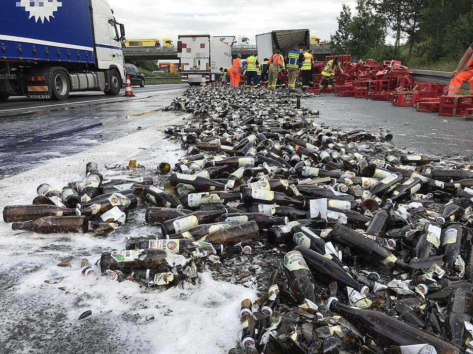 Laster verliert Ladung: Bier verteilt sich auf A9 bei Bad Berneck