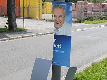 In Kulmbach wurden - wie hier bei Joachim Herrmann - viele Plakate zerstört oder heruntergerissen.  Foto: Lena Müller