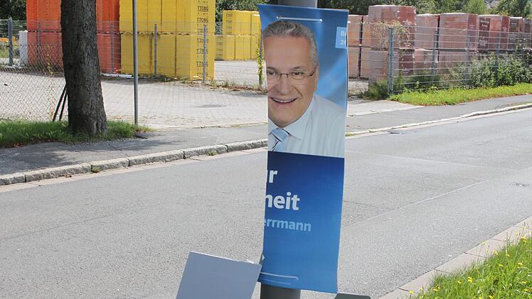 In Kulmbach wurden - wie hier bei Joachim Herrmann - viele Plakate zerstört oder heruntergerissen.  Foto: Lena Müller