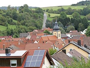Neubrunn, vom alten Sportplatz aus gesehen. An der Kreisstraße nach Kirchlauter (im Hintergrund) soll auf der Höhe der Sendemast errichtet werden. Foto: Günther Geiling