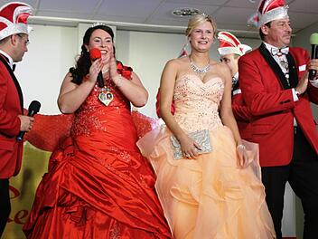 Übergabe der Krönungsinsignien bei der Proklamation der Fidelia Reiterswiesen: (von links) Alexander Pusch, Prinzessin Lisa I., Prinzessin Jennifer I.       und Vorsitzender Mathias Bühner.Werner Vogel