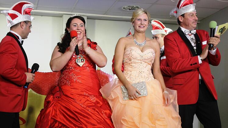Übergabe der Krönungsinsignien bei der Proklamation der Fidelia Reiterswiesen: (von links) Alexander Pusch, Prinzessin Lisa I., Prinzessin Jennifer I.       und Vorsitzender Mathias Bühner.Werner Vogel