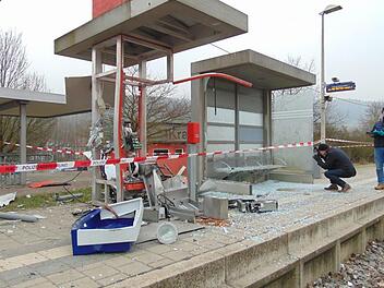 Die Ermittler vor Ort in Weißenohe Foto: Petra Malbrich