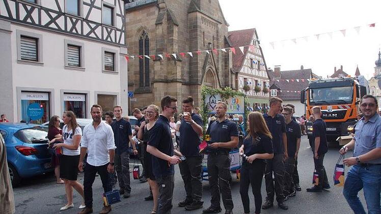 Die Azubis von Albea verteilen Tuben mit Schönheitssalben.