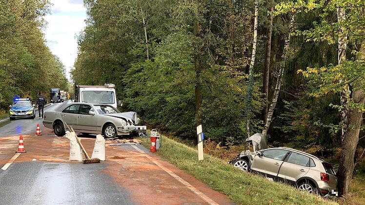 Frontalzusammenstoß auf B8: Am Donnerstagnachmittag ereignete sich ein schwerer Unfall bei Feucht. Foto: NEWS5 / Friedrich