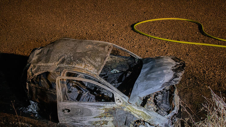 Vollbesetzter Kleinwagen verunfallt und brennt vollständig aus: Fünf Personen verletzt