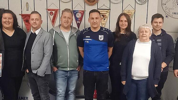 Die neue Führungsmannschaft des TSV Wirsberg mit (von links) dem bisherigen Vorsitzenden Thomas Specht, Ausschussmitglied Vanessa Zapf, Vorsitzendem Tobias Mittasch, Drittem Vorsitzenden Daniel Philips, Zweitem Vorsitzenden Philipp Mühlbauer, den ...