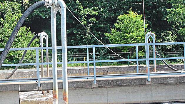 Rund eine Million Euro investierte der Zweckverband Abwasserbeseitigung Mittlerer Itzgrund in das Belebungsbecken. W&auml;hrend der Bauphase musste Schmutzwasser in ein bisher stillgelegtes Becken umgepumpt werden, um den Betrieb aufrechtzuerhalten. Ma...