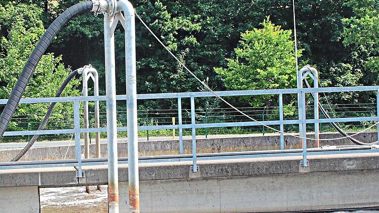 Rund eine Million Euro investierte der Zweckverband Abwasserbeseitigung Mittlerer Itzgrund in das Belebungsbecken. W&auml;hrend der Bauphase musste Schmutzwasser in ein bisher stillgelegtes Becken umgepumpt werden, um den Betrieb aufrechtzuerhalten. Ma...
