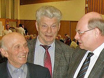 Für die Stadt Coburg gratuliert Bürgermeister Ulmann dem vor 50 Jahren vereidigten Werner Hauck (Lützelbuch). Dazwischen der Vorsitzende der Feldgeschworenenvereinigung Coburg-Lichtenfels, Siegfried Rüdiger.   Fotos: Klaus Oelzner