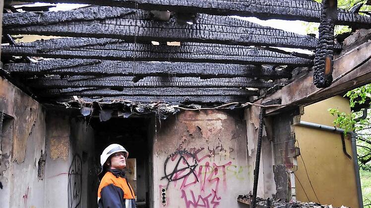 Ein Teil des abgebrannten Dachstuhls musste von der Feuerwehr abgetragen werden. Fotos: Christiane Lehmann