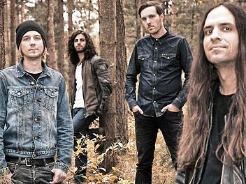 Mit ihrer Musik versöhnen die Mitglieder der Gruppe "Zodiac", die am 6. November im Lichtenfelser Stadtschloss spielen, Blues- und Hardrockfans. Das Foto zeigt (von links) Gitarrist Stephan Gall, Bassist und Organist Ruben Claro, Schlagzeuger Janosch Rathmer sowie Sänger und Gitarrist Nick van Delft. Foto: privat