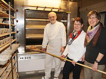 Mit vereinten Kräften holen Bäcker Günter Kodisch sowie Ingrid Hempfling und Ursula Pfreundner vom Katholischen Frauenbund Stadtsteinach die Brote aus dem Ofen. Verkauft werden die Solibrote am 21. und 22. Februar nach den Messen in St. Michael für zwei Euro. Foto: Sonja Adam