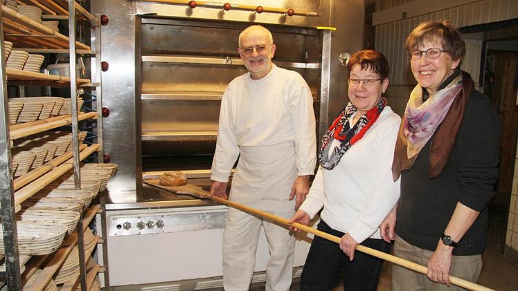 Mit vereinten Kräften holen Bäcker Günter Kodisch sowie Ingrid Hempfling und Ursula Pfreundner vom Katholischen Frauenbund Stadtsteinach die Brote aus dem Ofen. Verkauft werden die Solibrote am 21. und 22. Februar nach den Messen in St. Michael für zwei Euro. Foto: Sonja Adam
