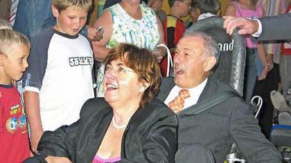 Auch Politiker schätzen den Spaß bei der Fahrt. Sogar Günther Beckstein - damals Innenminister - und Christa Matschl, damals Landtagsabgeordnete, waren zur Einweihung der Snow-Tubing-Bahn 2005 in Vestenbergsgreuth. Foto: Sonja Werner