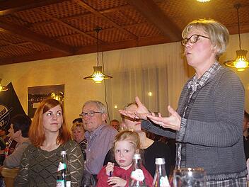 Die Flüchtlingsbeauftragte Ursula Eberle-Berlips (rechts) bat um ehrenamtliche Unterstützung bei der Betreuung der Asylsuchenden. Foto: Heike Schülein