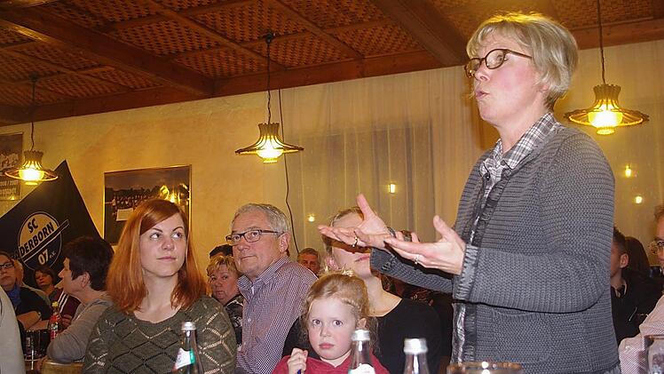 Die Flüchtlingsbeauftragte Ursula Eberle-Berlips (rechts) bat um ehrenamtliche Unterstützung bei der Betreuung der Asylsuchenden. Foto: Heike Schülein