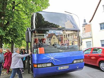 Es mangelt an Halte- und Parkmöglichkeiten für Busse im Stadtzentrum. Der Fahrer, der hier an der Martinskirche Besucher des Pfalzmuseums aufnimmt, ist wegen des dichten Verkehrs gezwungen, seinen zwölf Meter langen Bus immer wieder aus dem Weg zu rangieren. Fotos: B. Herbst